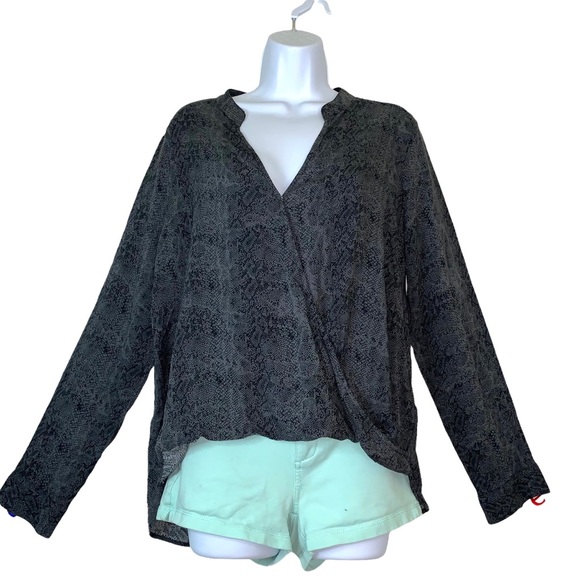 Splendid Blouse Faux Wrap Python Top V-Neck Gray Hi-Lo - Picture 10 of 11